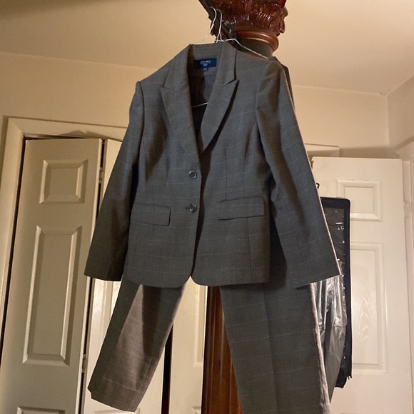 2piece pant suit like a grey tweed lined big buttons wide collar - Picture 4 of 8